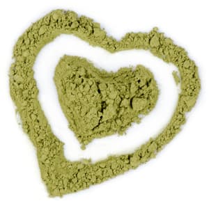 2 coeurs verts desinnés avec de la poudre sur un fond blanc 2 coeurs verts desinnés avec de la poudre sur un fond blanc