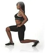 femme noire en tenue de sport faisant des fentes - weightworld