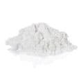 Un tas blanc de poudre de tyrosine sur un fond blanc