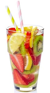 verre avec deux pailles rempli d'un mélange détox fruits et d'eau verre avec deux pailles rempli d'un mélange détox fruits et d'eau