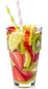 verre avec deux pailles rempli d'un mélange détox fruits et d'eau
