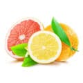 Une orange entière avec un demi citron et un pamplemousse