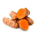 Un tas de racines jaunes de curcuma dont 2 sont coupées en deux