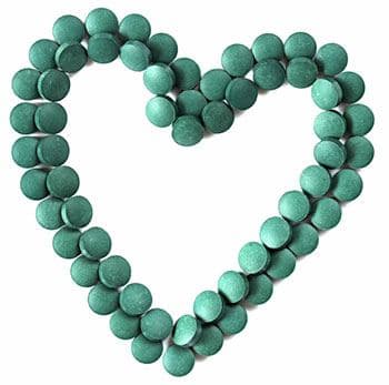 Comprimés bio super chlorella disposés en forme de coeur