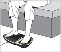 homme assis à l'aide du circulateur weightworld avec chargeur