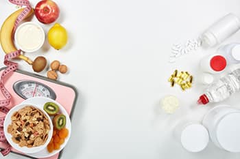 image coupé en deux des aliments d'un coté et des compléments de l'autre