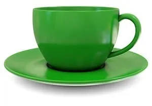 tasse verte posée sur une petite assiete sur un fond blanc