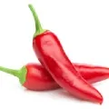 deux piments rouge sur fond blanc - brûleur de graisse naturel