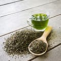 tas de thé posé sur une table en bois avec une tasse de thé vert tas de thé posé sur une table en bois avec une tasse de thé vert
