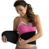 Femme avec un soutien-gorge rose met une ceinture noire Femme avec un soutien-gorge rose met une ceinture noire