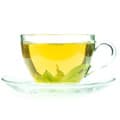 tasse remplie de thé vert sur une assiette transparente tasse remplie de thé vert sur une assiette transparente