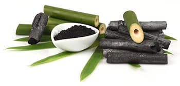 batons de charbon activé vert et noir avec des feuilles vertes batons de charbon activé vert et noir avec des feuilles vertes