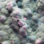 image bleu et violette d'un zoom sur une substance moleculaire