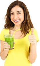 femme souriante avec une boisson detox dans les mains femme souriante avec une boisson detox dans les mains