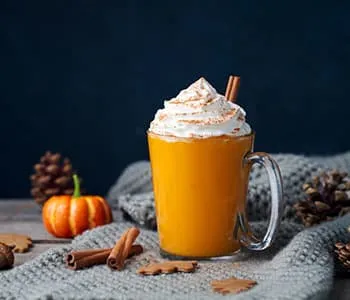 Latte au Potiron épicé dans une tasse sur une table