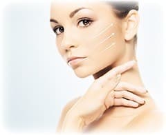visage de femme blanche et brune montrant sa peau retensé sur un fond blanc