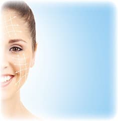 femme blanche et brune souriante montrant sa peau retensée sur fond bleu