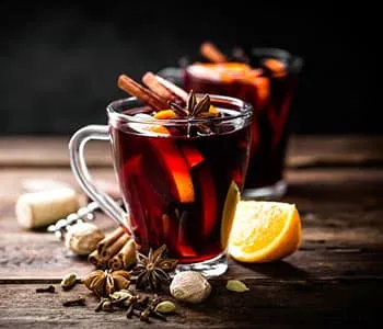 tasses de vin chaud avec tranches de citron pour l'hiver