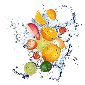 mélange de fruits découpés volant dans l'air avec de l'eau mélange de fruits découpés volant dans l'air avec de l'eau