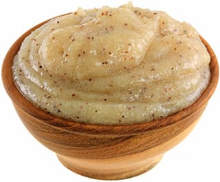 paquet de pate beige avec des morceaux rouge dans un bol en bois paquet de pate beige avec des morceaux rouge dans un bol en bois