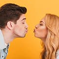 homme et femme sur le point de s'embrasser sans avoir touché pour empêcher la propagation des germes homme et femme sur le point de s'embrasser sans avoir touché pour empêcher la propagation des germes