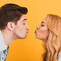 homme et femme sur le point de s'embrasser sans avoir touché pour empêcher la propagation des germes