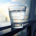 verre d'eau pour montrer ce qu'il faut boire pour prévenir les maladies verre d'eau pour montrer ce qu'il faut boire pour prévenir les maladies