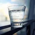 verre d'eau pour montrer ce qu'il faut boire pour prévenir les maladies