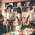 homme et femme dans un bar pour montrer comment se détendre pour se protéger de la maladie homme et femme dans un bar pour montrer comment se détendre pour se protéger de la maladie