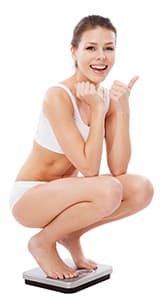 femme blanche et brune accroupi sur un pese personne sur un fond blanc femme blanche et brune accroupi sur un pese personne sur un fond blanc