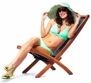 femme allongée sur une chaise longue pour montrer des astuces pour un corps de bikini parfait