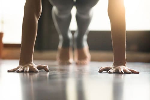 femme en leggin en train de faire des répulsions au sol femme en leggin en train de faire des répulsions au sol