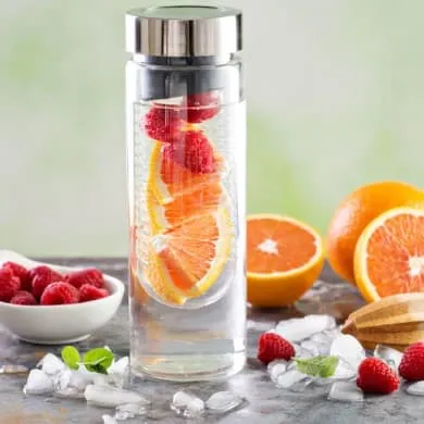 Pourquoi et comment utiliser une bouteille à infusion de fruits ?