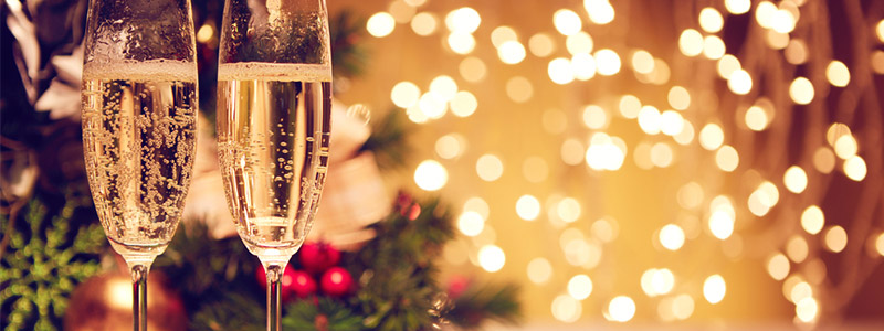 deux verres de champagne devant les lumières de Noël deux verres de champagne devant les lumières de Noël