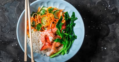 Salade colorée de nouilles Shirataki avec crevettes