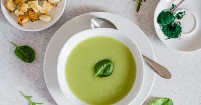 Soupe verte à la spiruline
