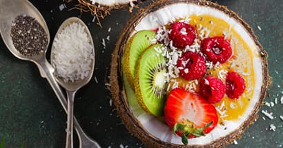 Bol de smoothie à la mangue et au camu-camu