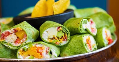 Tortillas aux épinards avec moringa et légumes frits