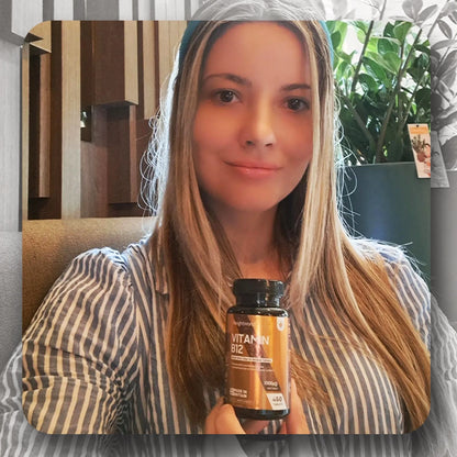 Flacon de vitamine B12 WeightWorld tenu à la main par une personne