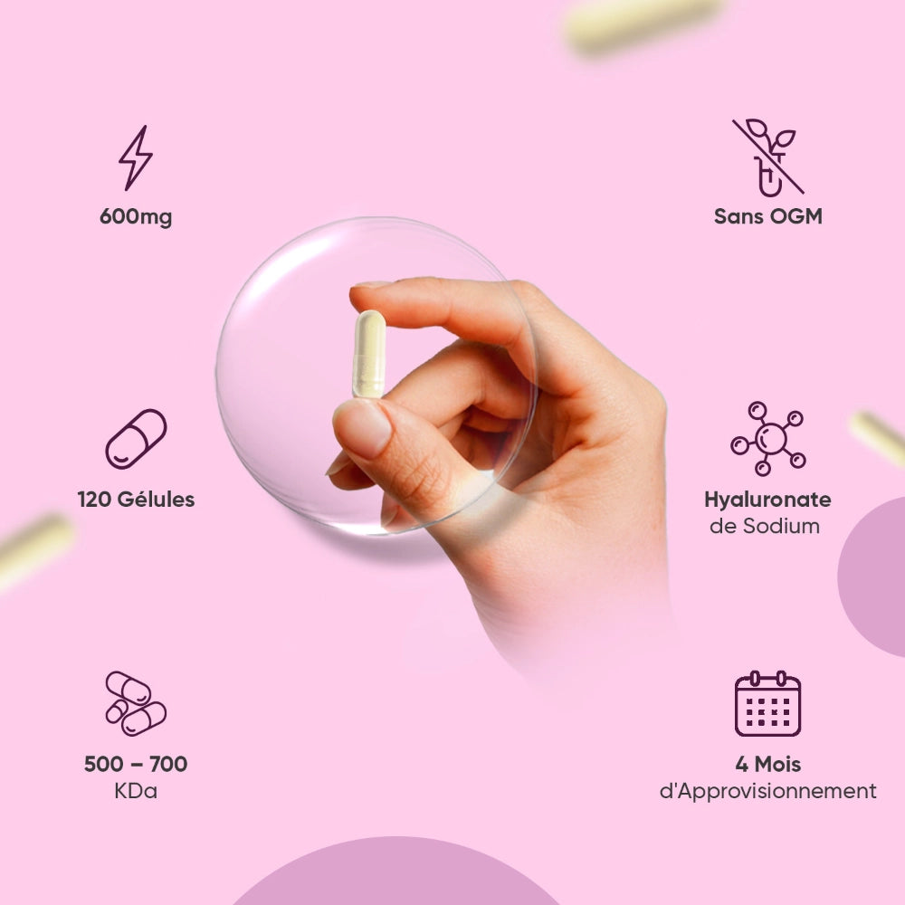 Gélule d’acide hyaluronique tenue par une main devant une bulle transparente