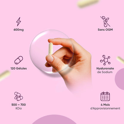 Gélule d’acide hyaluronique tenue par une main devant une bulle transparente