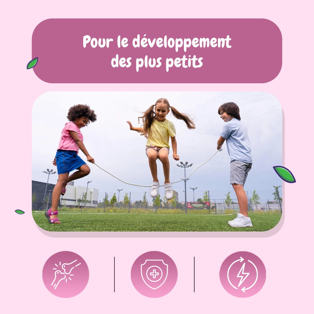 Visuel promotionnel avec enfants qui sautent et mention de développement pour les plus petits