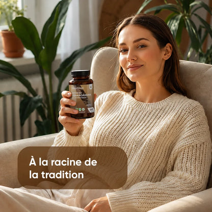 Bouteille de complément alimentaire tenue par une femme, gélules en option