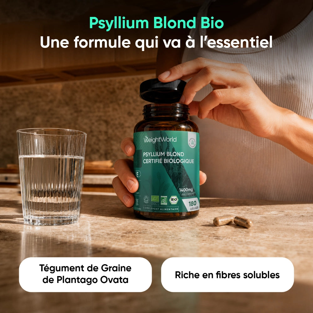 Bouteille de psyllium blond bio WeightWorld tenue à la main, avec verre
