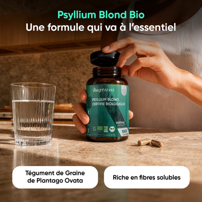 Bouteille de psyllium blond bio WeightWorld tenue à la main, avec verre