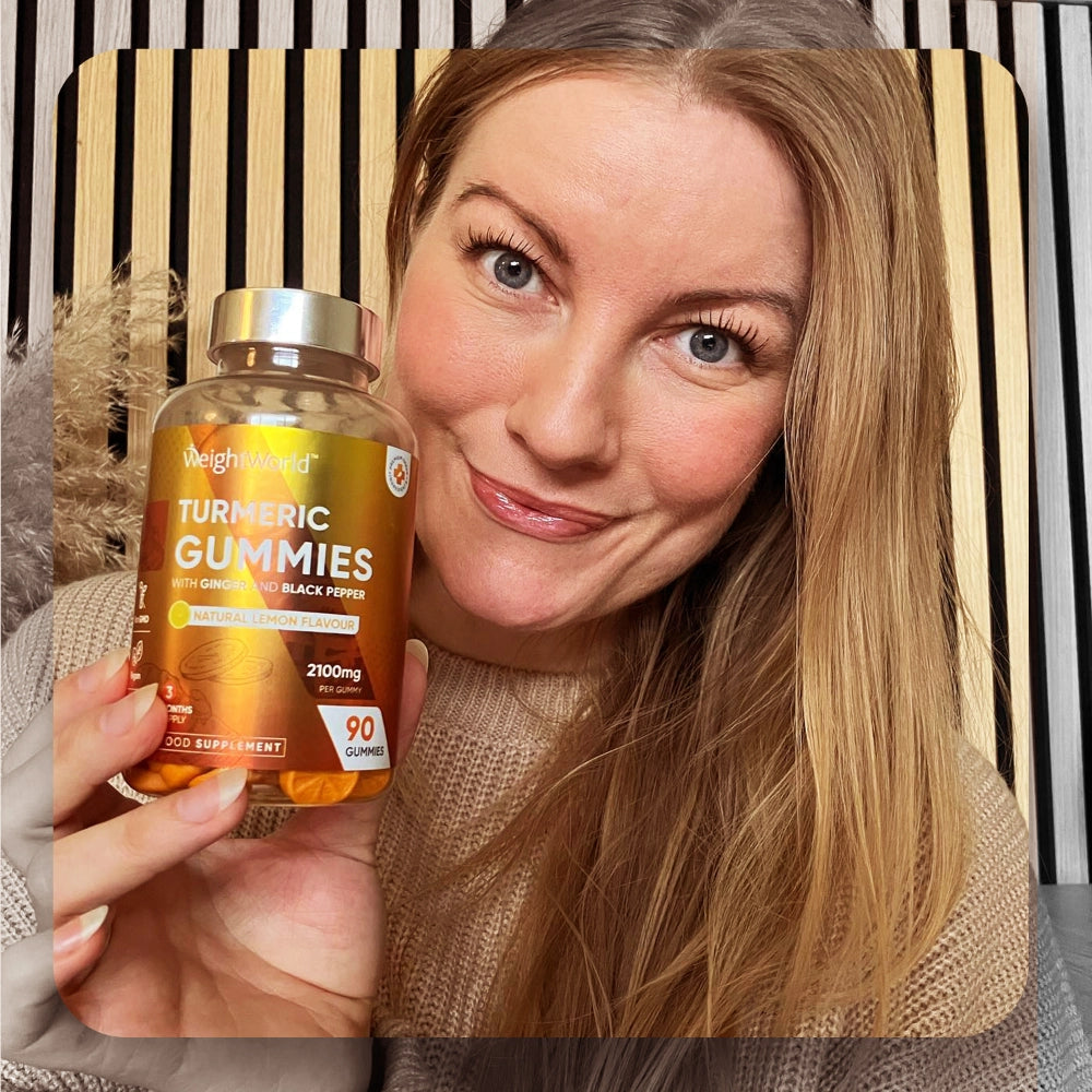 Bouteille de gummies WeightWorld tenue par une main, gélifiés orange visibles dans le flacon.