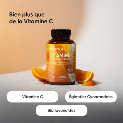 Flacon de vitamine C, flanquée d’oranges et segments; étiquettes cynorrhodons
