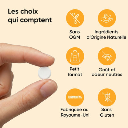 Comprimé blanc de vitamine D3, format petit, tenu entre les doigts