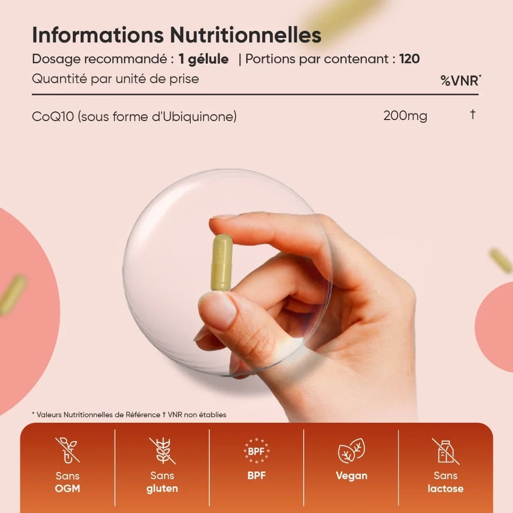 Main tenant une gélule verte, flacon CoQ10 avec informations nutritionnelles