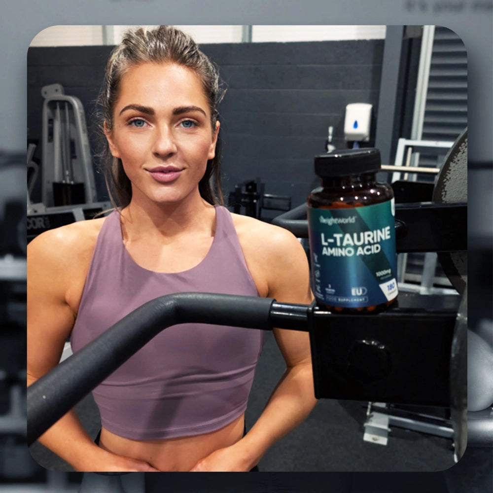 Bocal de L-taurine WeightWorld sur un équipement de fitness, en tenue sportive